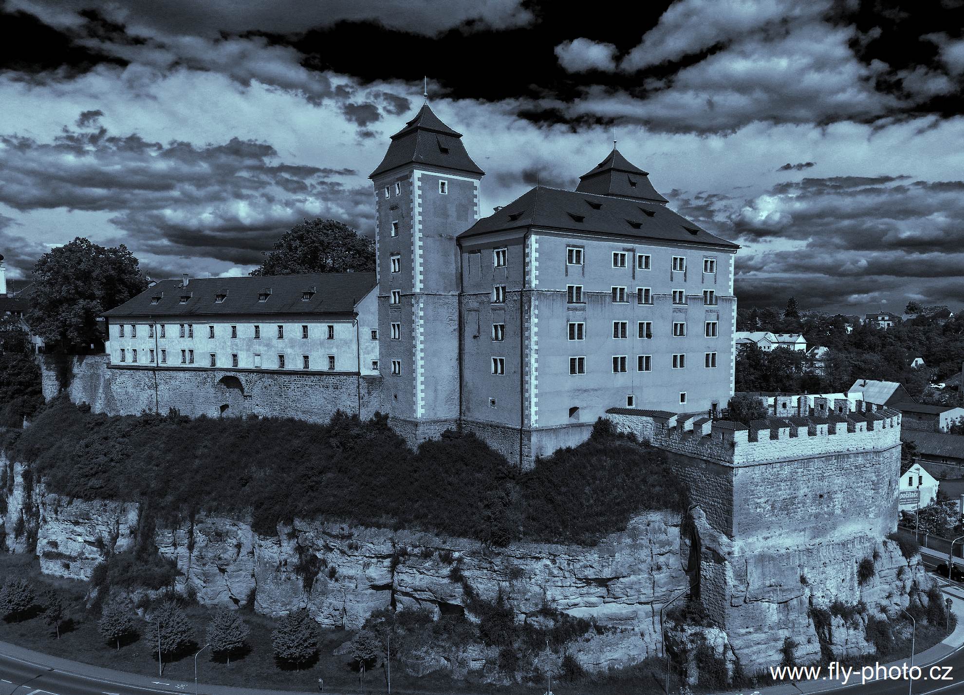 Art foto – hrad Mladá Boleslav, metalicky modrý tón