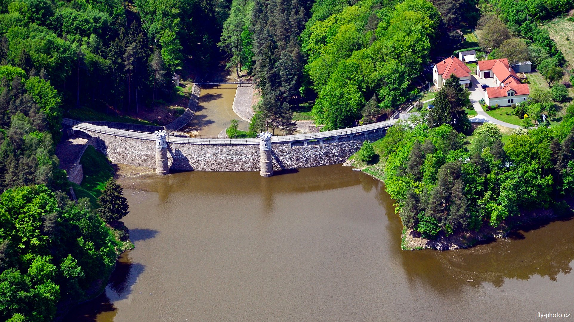 Letecká fotografie přehrady Pařížov