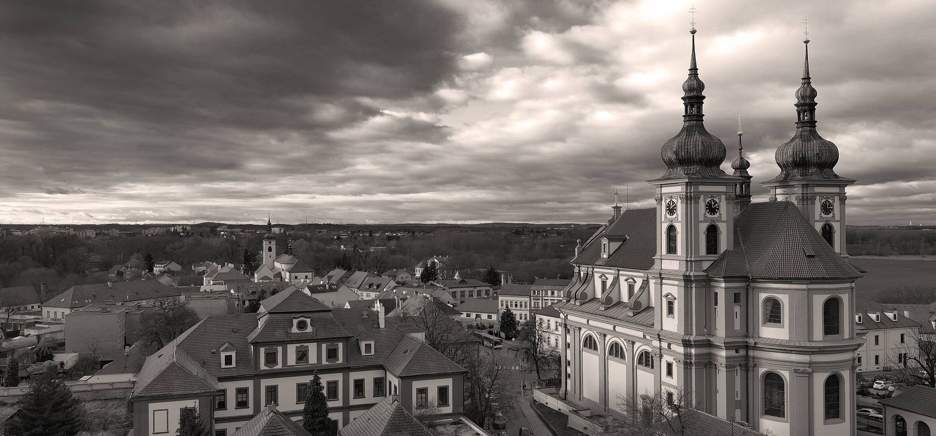Panoramatický letecký snímek města s řekou a mosty z dronu