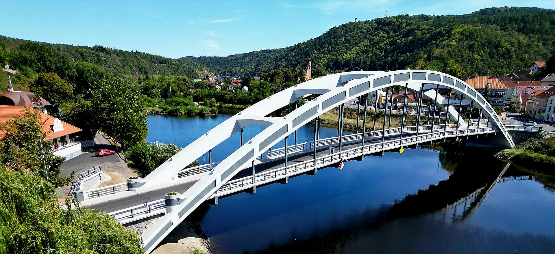 Letecká fotografie moderní developerské výstavby z dronu