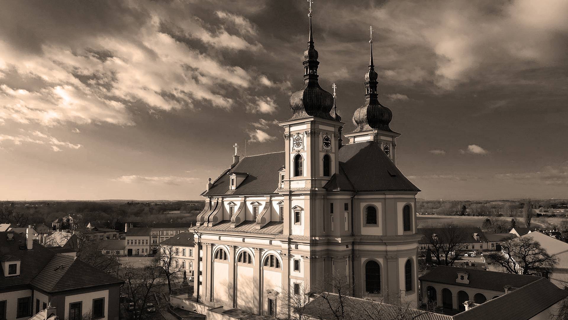 Letecká fotografie kostela – černobílá