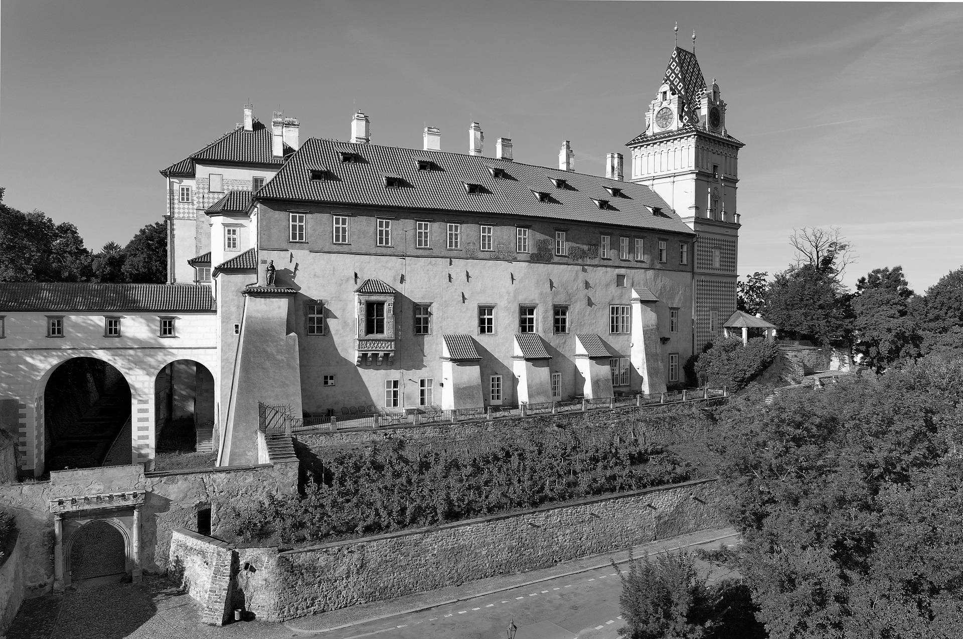 Letecká fotografie zámku – černobílá